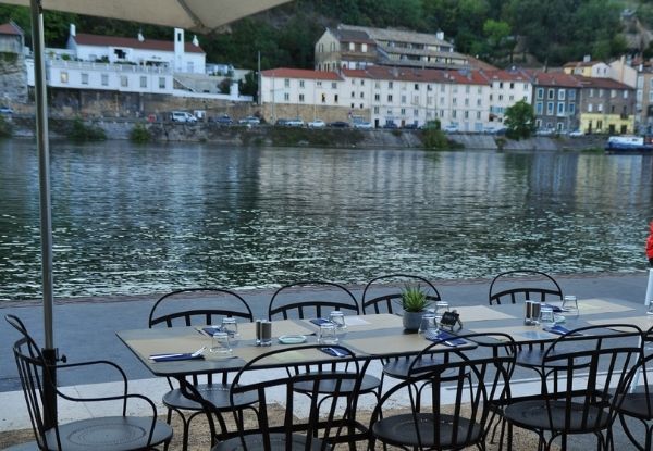 Location De Terrasse Pour Des Diners En Bord De Saône à L'Embarcadère
